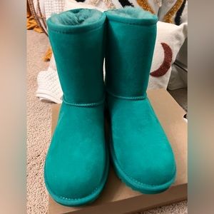 Brand new never worn Ugg classic